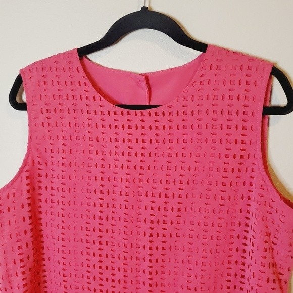 Hot Pink eyelet cutouts sleeveless buttons up the back Top size XL - Picture 3 of 8